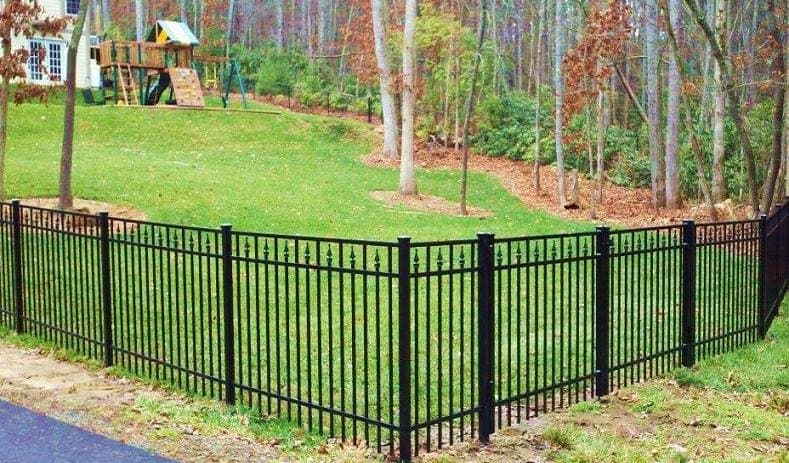 Williamsburg style aluminum fence with colonial elegance