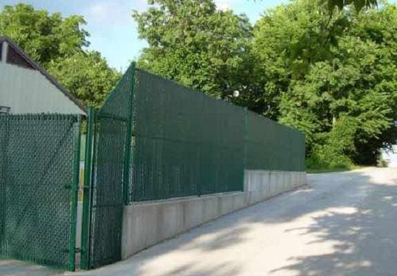 Chain-link fence with green privacy slats - Model 515