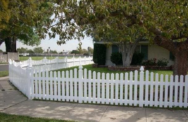 Atlanta spaced-picket vinyl fence - Model 411