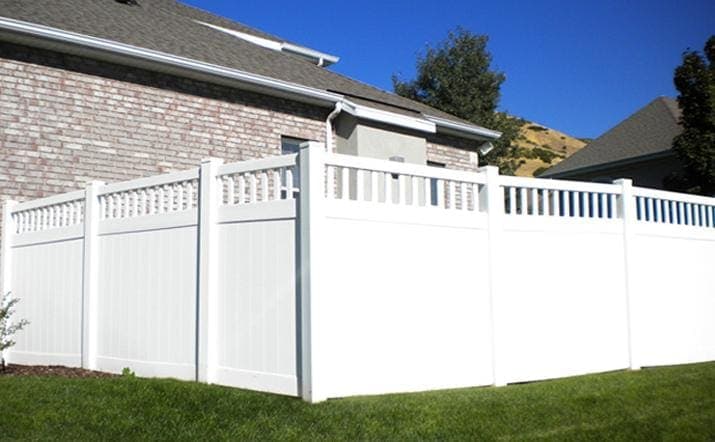 Hampton vinyl privacy fence - Model 404