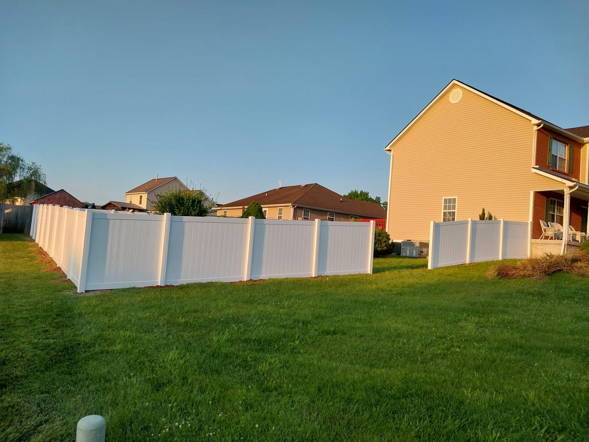 Vinyl privacy fence with clean white finish
